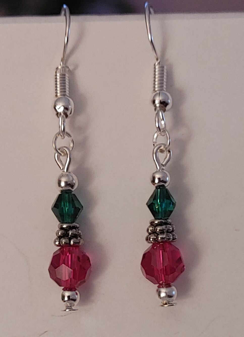 Christmas Ornament Red Green Faceted Bead Silver Tone Dangle Earrings #C69